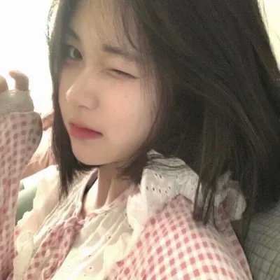 九顶假发的女孩